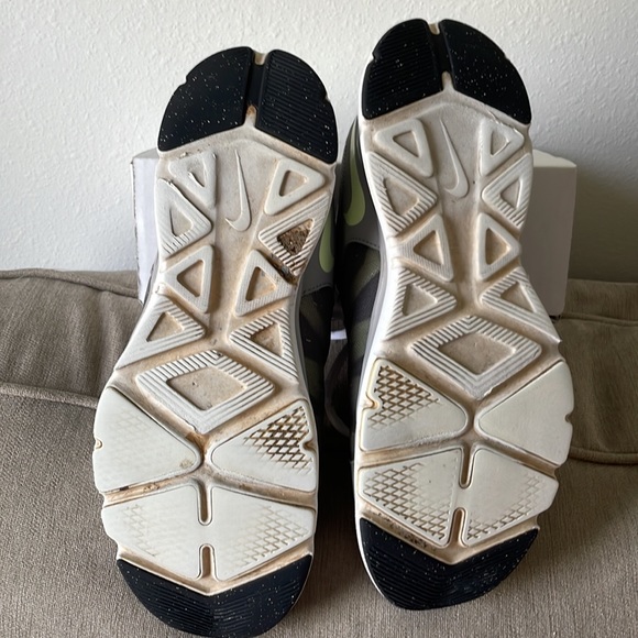 Nike sneakers size 9.5  used - Picture 6 of 11